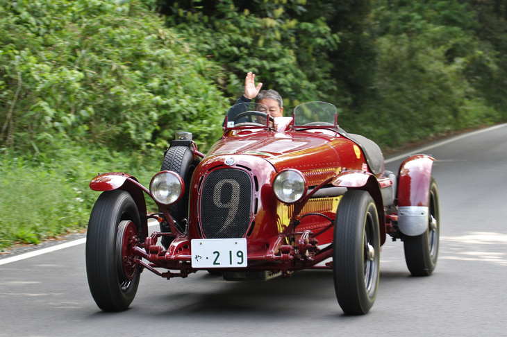 会場へと続く、新緑がまぶしい道を行く特別展示車両の1934年「アルファ・ロメオ6C 2300」。これを含む3台の特別展示車両はいずれも戦前型だが、すべて自走で会場入りした。