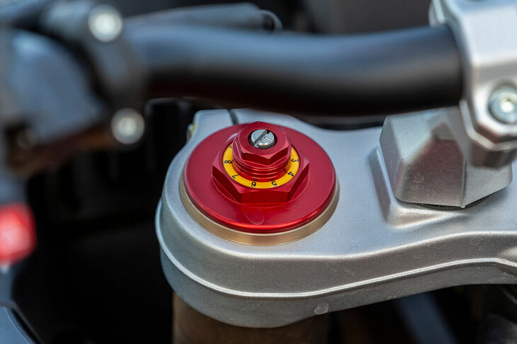 フロントサスペンションはφ48mmのザックス製倒立フォーク。コンプレッション、リバウンド、プリロードの調整が可能で、210mmのホイールトラベルを確保している。