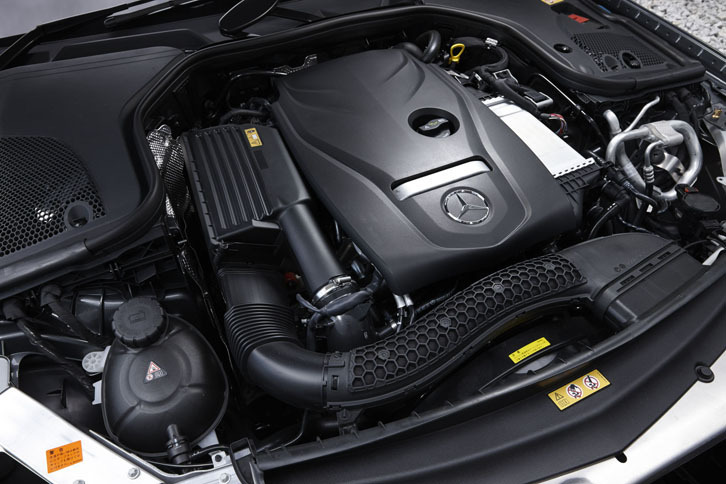 「E200」の2リッター直4直噴ターボエンジンは、1200rpmの低回転域から30.6kgmの最大トルクを発生する。JC08モードの燃費値は、14.7km/リッター。
