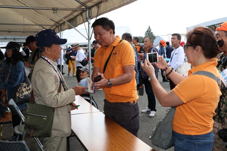 オーナーと交流を図るのは、初代ロードスターの企画を手がけた福田成徳さん。写真は、香港から参加したオーナー。クルマ好きに国境など存在しないのである。