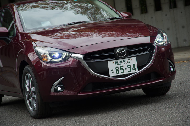 外観では、従来モデルからフロントグリルのガーニッシュの色を変更。「XDツーリング」「XDツーリング Lパッケージ」にはクロームメッキべゼルで装飾されたフロントフォグランプが標準装備となる。