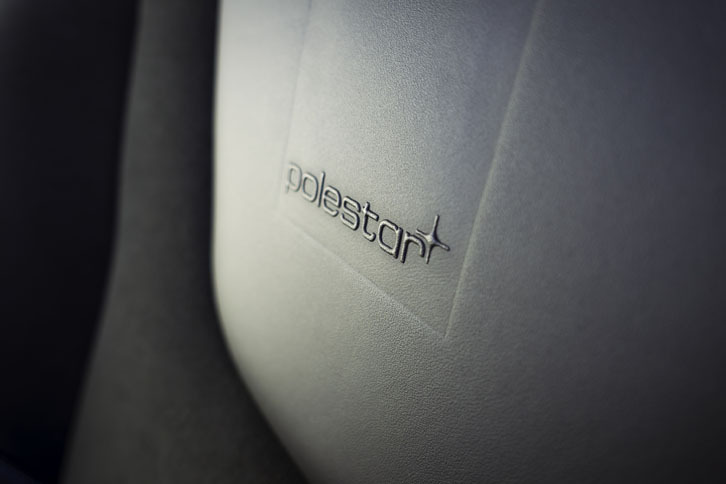 シートのバックレストにあしらわれた「Polestar」のロゴ。