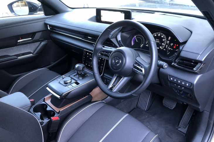 「MX-30ロータリーEV」のインパネ。メーターや液晶ディスプレイに「ロータリーEV」専用の表示項目が追加されるものの、基本デザインはBEVやマイルドハイブリッドの従来型MX-30と変わらない。