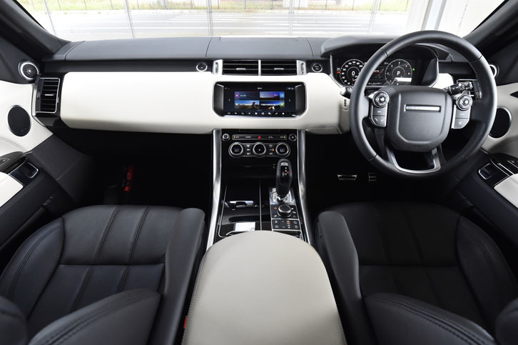 水平に伸びるインストゥルメントパネルが特徴的なインテリア。センターコンソール部には、オプションでクーラーボックスが装着できる。