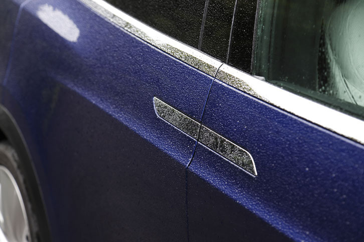 ドアは運転席に近づくと自動的に開き、着座すると自動的に閉まる。開けっぱなしのままクルマを離れても、自動的に閉まるようになっている。