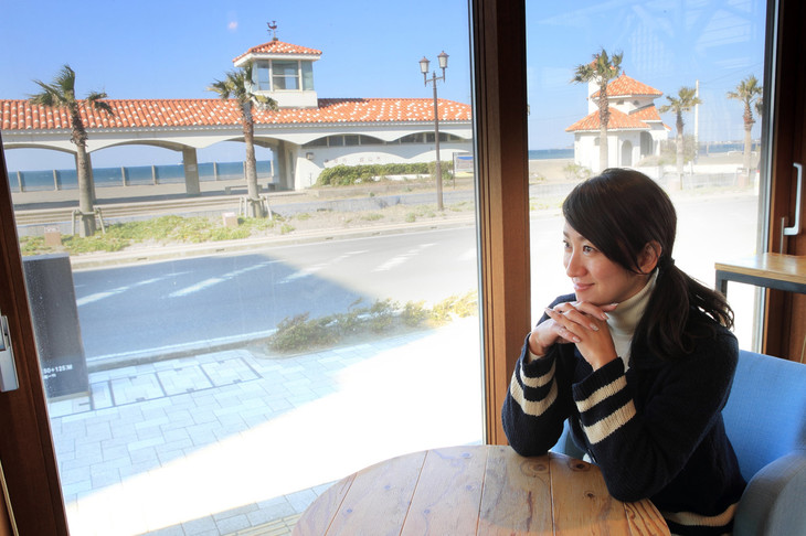 道の向かいに発見したカフェ「SEA DAYS」で、ちょっと早めのランチをいただく。窓の向こうに見えるのは、北条海水浴場の無料休憩所。白い柱とオレンジ色の屋根がかわいらしい。