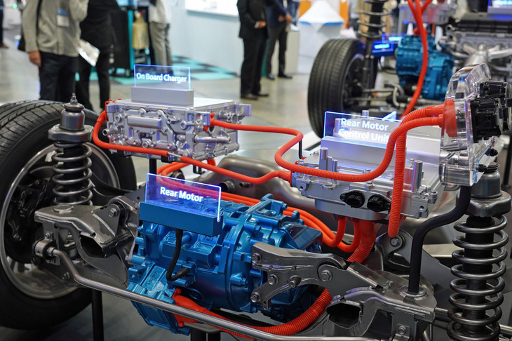 リアにはモーターや給電ソケットが搭載されている。