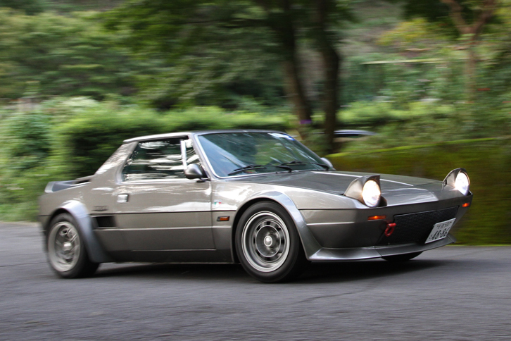 オーバーフェンダーなどでモディファイされた1981年「フィアットX1/9」。タイム差0秒630で8位。