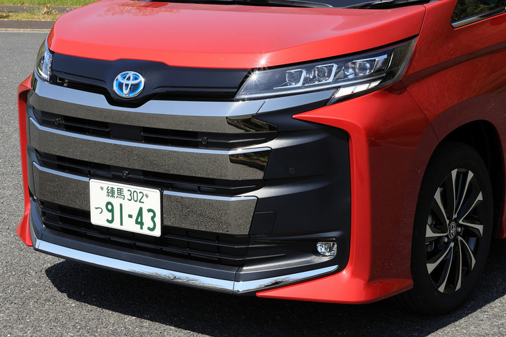 グリル調の巨大なメッキ装飾が目を引く「ハイブリッドS-Z」のフロントまわり。「ノア」にはより控えめな意匠のフロントマスクも用意される。