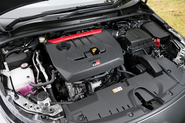エンジンに関しては、2025年2月の改良で最大トルクを400N・mに増強。シャシーに改良を加えてコーナー等での操縦性と走行安定性を高めたほか、8段ATの「GR-DAT」や、駆動力配分を見直した改良型の4WDが新たに採用された。