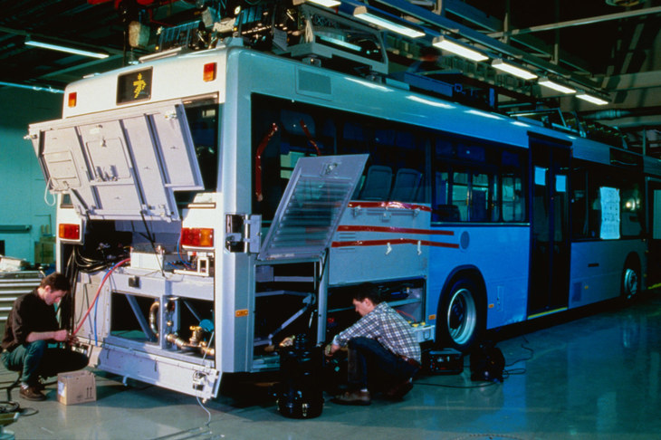 欧州の自動車メーカーは動力源としての水素の利用に積極的に取り組んでいた。写真は燃料電池を搭載したメルセデス・ベンツのバス「NEBUS O405N」。（1997年）