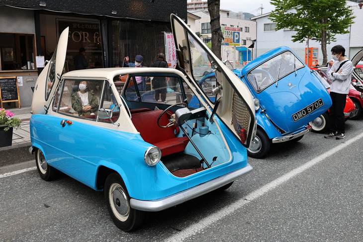 手前はボディーがほぼ前後対称で、背中合わせの4座を持つ1957年「ツェンダップ・ヤヌス」。