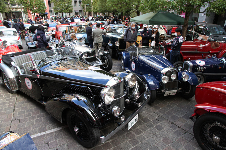 ぎっしり詰め込まれた参加車両。手前は『webCG』にも試乗記が掲載された、新車で買える1937年「アルヴィス4.3リッター バンデンプラ ツアラー」である。