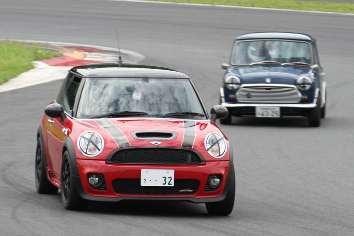 「ずいぶん大きいなあ」「そっちは小さいね」……そんなセリフが聞こえてきそうなBMW製の「MINIジョンクーパーワークス」と初代「ミニ」。