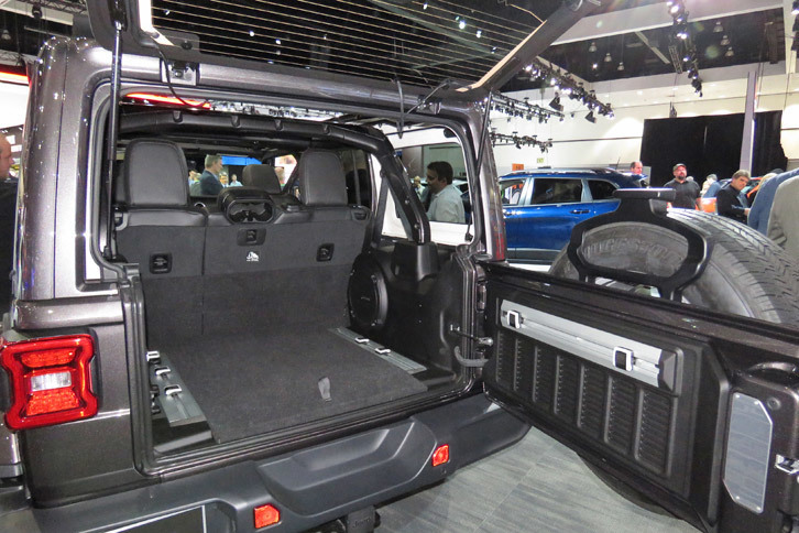 ジープ・ラングラー アンリミテッド サハラ（荷室）