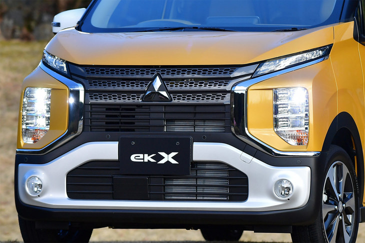 縦長のヘッドランプと切れ長なポジションランプの組み合わせは「デリカD：5」と共通。いずれもLED式だ。