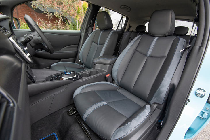 運転席と助手席にはシートヒーターが備わる。EVの象徴たるブルーのアクセントが添えられている。