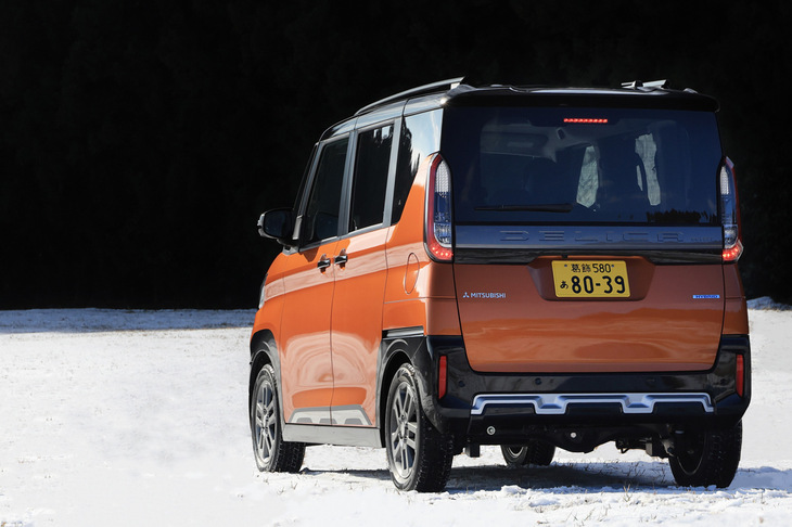 2023年5月に発売された「三菱デリカミニ」。軽スーパーハイトワゴンとしての機能性に加えて、デザイン面でも高い評価を得ており、「2023-2024 日本カー・オブ・ザ・イヤー」では「デザイン・カー・オブ・ザ・イヤー」に輝いている。