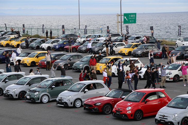 イベント恒例の集合写真は、ソーシャルディスタンスを保つかたちで実施。基本的には、オーナーが愛車に寄りそっての撮影となった。