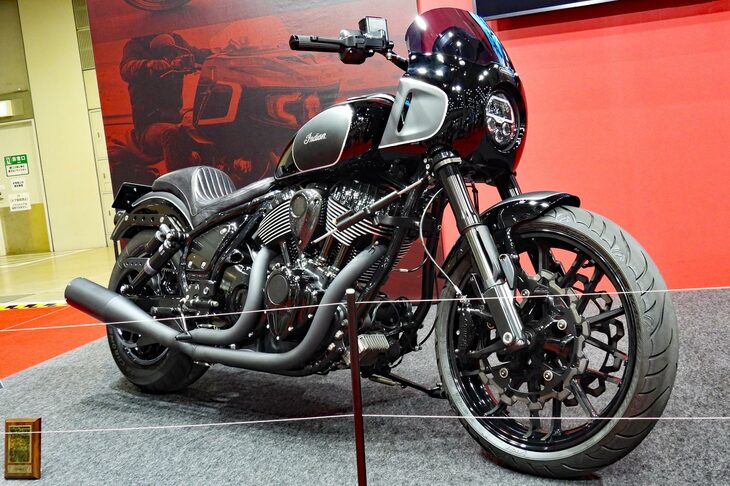 日本のカスタムビルダー、HUMONGOUS CUSTOM CYCLES（ヒューマンガスカスタムサイクルス）の手になる、「インディアン・スポーツチーフ」のカスタムバイク「FORGED TOKYO」。