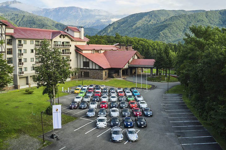 1日目のゴール（宿泊地）である白馬東急ホテルで、2日目のスタートを前に整列した参加車両。