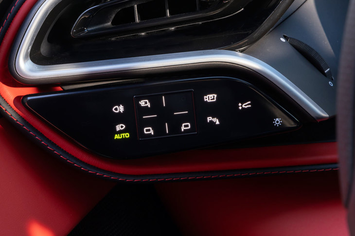 フル液晶のインストゥルメントクラスターを含め、インターフェイスはその大部分をデジタル化。ステアリングホイールのスタート／ストップスイッチや「eマネッティーノ」のコントローラー、灯火類やサイドミラーのコントローラーはいずれもタッチ式となっている。