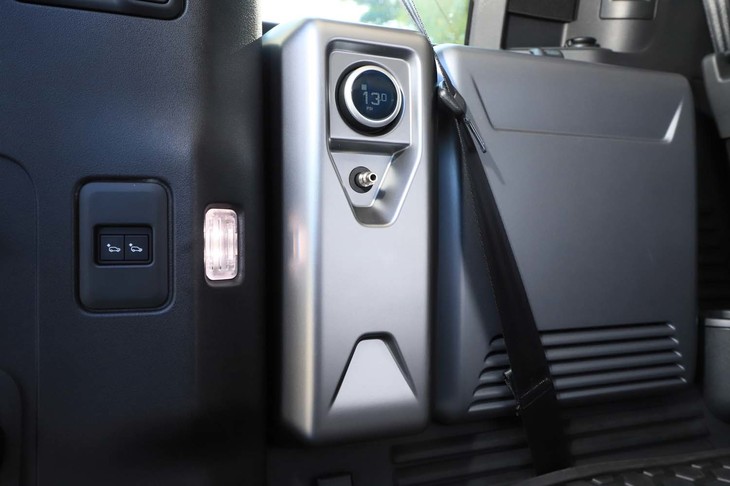 荷室のサイドには「アドベンチャーパック」に含まれるエアコンプレッサーがレイアウトされる。ゴムボートなどを膨らませるだけでなく、自車のタイヤにも空気を入れられる。