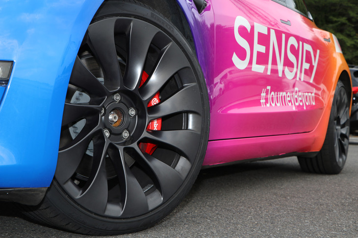 試乗車のブレーキは、前が油圧併用、リアが完全バイワイヤのもの。本文で紹介される「レベル2」のコントロールシステムが搭載されていたが、車両の制約上、回生協調などの一部機能は省略されていた。