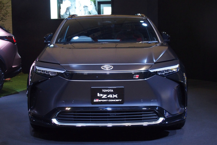 BEV専用車「bZ4X」をベースに、環境性能と走る楽しさの両立を実現した「bZ4X GRスポーツ コンセプト」。