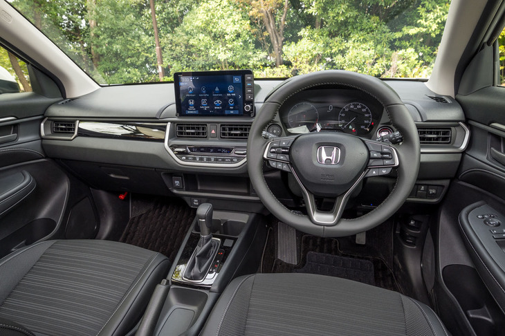 「スズキ・フロンクス」とは対照的に、直線的なデザインが採用された「ホンダWR-V」のインテリア。ブラックの室内色や、パーキングブレーキがレバー式であることも相違点として挙げられる。