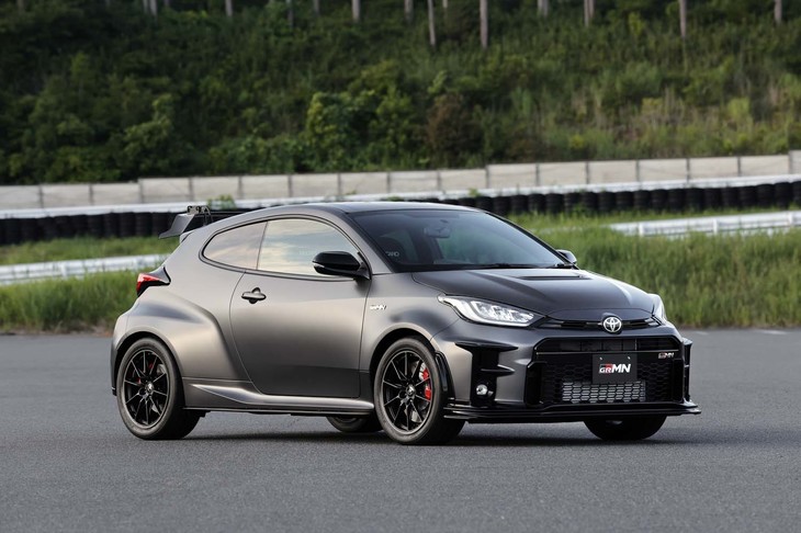 2022年1月14日の「東京オートサロン2022」でデビューした「GRMNヤリス」。写真は専用パーツで武装した「GRMNヤリス“サーキットパッケージ”」で、「マットスティール」と呼ばれる写真のボディーカラーは35万2000円のオプション。