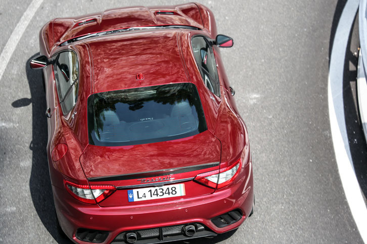 「スポーツ」ではバンパーの両端に楕円（だえん）形のマフラーを配置するのに対し、「MC」では2本の円形マフラーを中央寄りに配置。両車のエキゾーストシステムはテールパイプだけでなく機能面でも大きく異なり、MCのそれはより軽量かつスポーティーなサウンドを響かせるものとなっている。