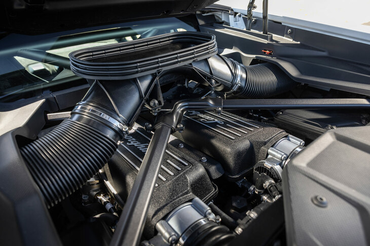 5.2リッターV10エンジンの最高出力は610PS、最大トルクは560N・m。現行の「ウラカン」としてはややおだやかな（それでも十二分に強力だが）「ウラカンEVO RWD」と同等のチューニングとなっている。