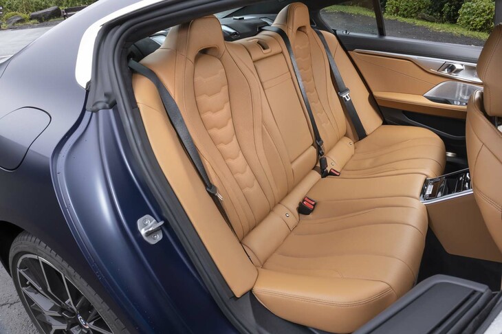 センターコンソールが後席につながっているが、乗車定員は5人となっている。ヘッドレスト一体型のリアシートは珍しい。