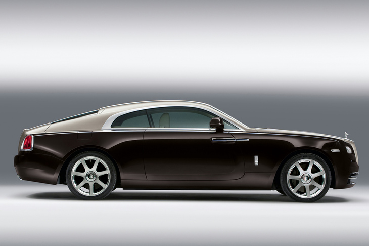 こちらは高級車の代名詞的ブランドともいえる、ロールス・ロイスの「レイス」。同じように巨大なクーペだが、こちらは古典的な伸びやかさを追求した意匠だ。