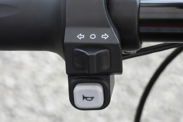 法規的には原付一種に区分される「e-PO」。従ってリアにはナンバープレートが付くし、ちゃんとヘッドランプやホーン、ウインカーなども装備される。