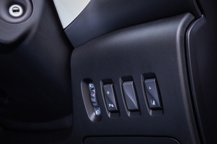 LDW（レーンデパーチャーウオーニング＝車線逸脱警報）やESC（横滑り防止装置）、EBA（緊急時ブレーキアシスト）などのセーフティーデバイスは、「トゥインゴ」全車に標準装備されている。作動スイッチはダッシュボードの右下部に備わる。