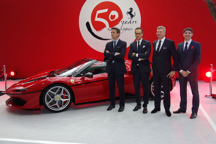 フォトセッションより。左からエンリコ・ガリエラ氏、フェラーリデザイン部門シニア バイスプレジデントのフラビオ・マンゾーニ氏、フェラーリ極東・中東エリア統括CEOのディーター・クネヒテル氏、フェラーリ・ジャパン＆コリア代表取締役社長のリノ・デパオリ氏。