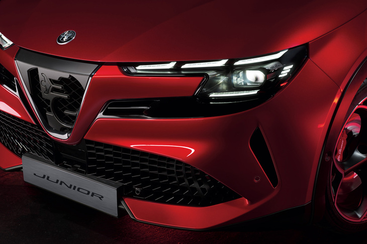 「アルファ・ロメオ・ジュニア」のフロントマスク。エモーショナルなイタリアンデザインの採用がうたわれる。