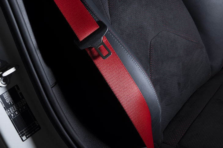赤いシートベルトも最終型ならではの装備だ。