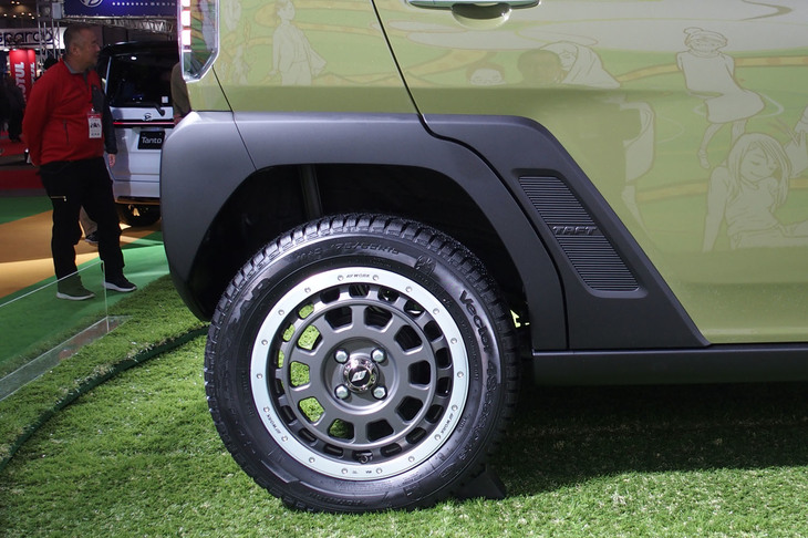 展示されていた「タフト コンセプト」には、オールシーズンタイヤの「グッドイヤー・ベクター4シーズンズ」が装着されていた。
