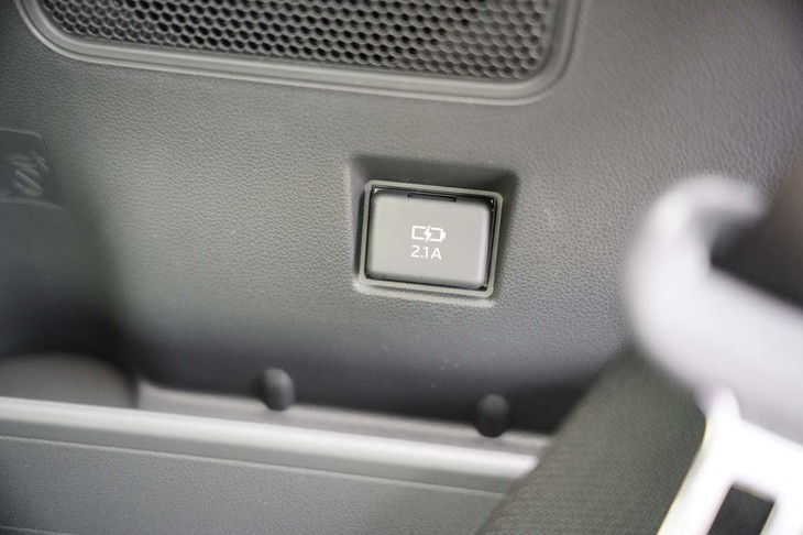 荷室の右壁面にはUSBポートも備わっている。これも「タント ファンクロス」専用装備だ。