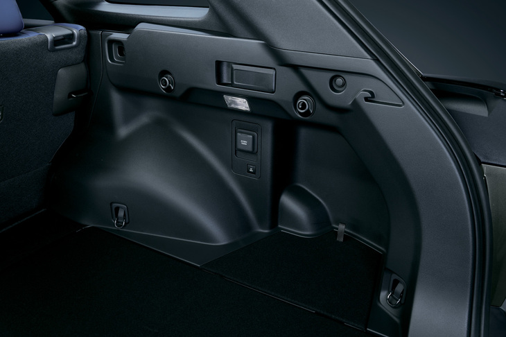 荷室にはAC100V/1500Wのアクセサリーコンセントも備わる。