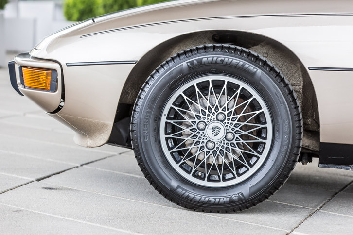 コストを抑えるため、足まわりなどにはフォルクスワーゲンやアウディの部品が用いられた。