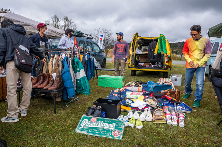 愛用のアウトドアグッズや衣類を販売していた「カングー」のオーナー。たくさん積めるので、こうしたフリーマーケットにカングーはぴったり。
