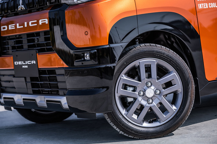 「4WDモデルには15インチタイヤを採用しています。サスペンションチューニングは三菱でやり直し、路面変化に対して不安がないように仕上げました」と今本さん。