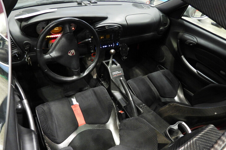 ドライCFRPワイドボディーキットを装着した「ポルシェ・ボクスター」（986）。