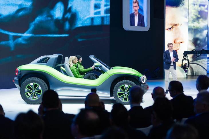 ジュネーブショーのプレスデイにて、フォルクスワーゲン開発担当取締役のフランク・ヴェルシュ氏によって紹介される「ID. BUGGY（アイディーバギー）」。