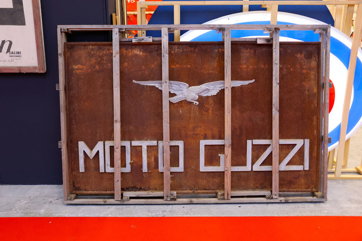 看板の専門店で。サビが風合いを醸し出すモト・グッツィの看板。