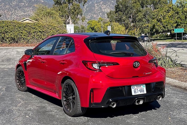 リアのマフラーエンドは3本出し。フロントから聞こえてくる3気筒サウンドはさほどテンションの上がるものではないが、スポーティーなエキゾーストノートはなかなか心地いい。